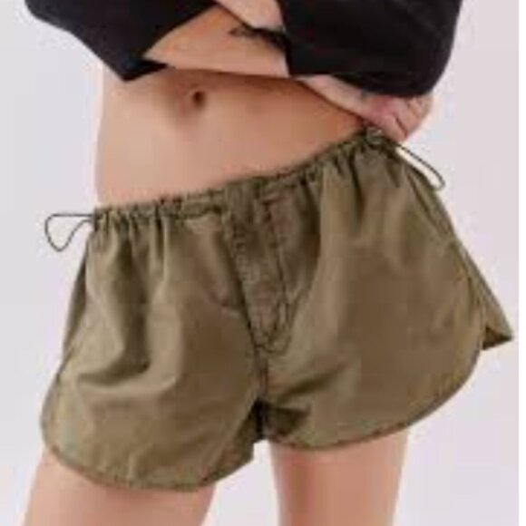 urban outfitter parachute cargo shorts - Picture 3 of 4